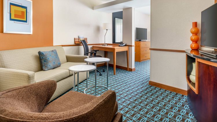 Fairfield Inn & Suites Peoria East Room