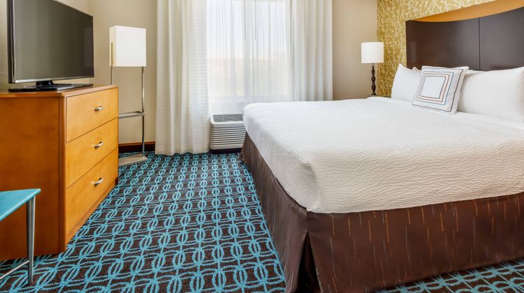 Fairfield Inn & Suites Peoria East Room