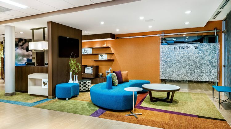 Fairfield Inn & Suites Van Lobby