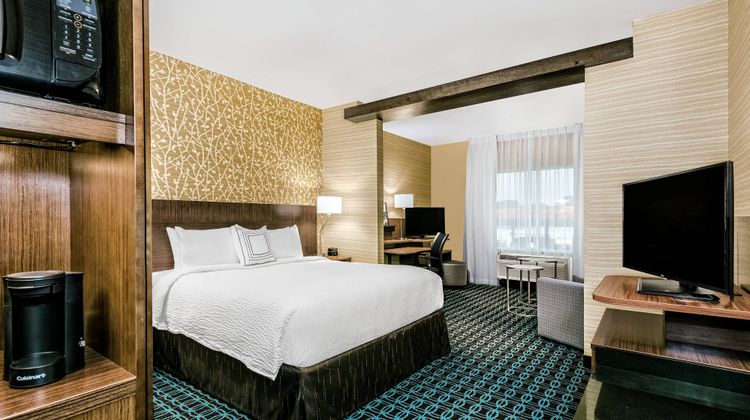 Fairfield Inn & Suites Van Suite