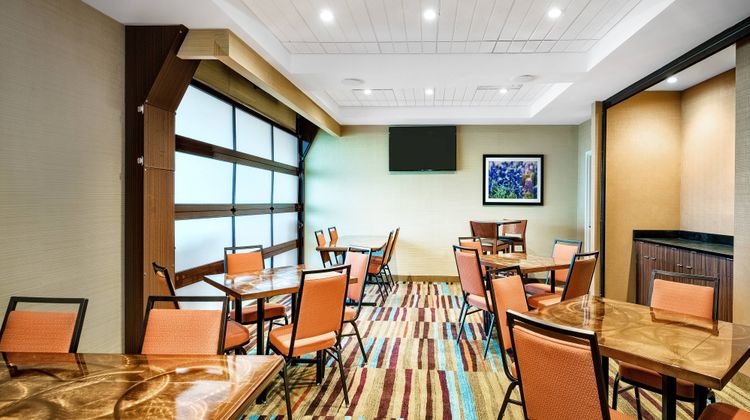 Fairfield Inn & Suites Van Meeting