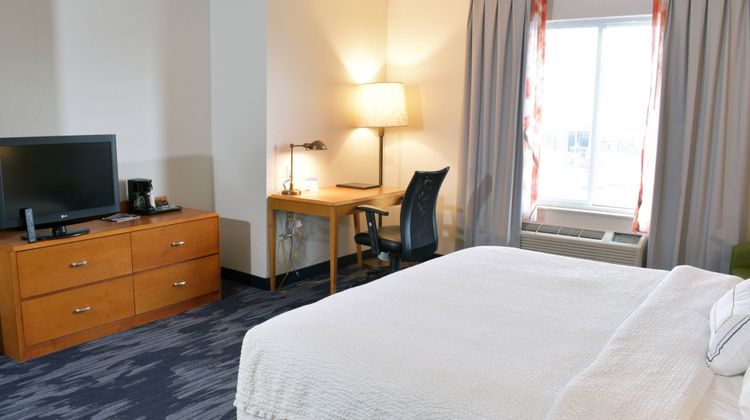 Fairfield Inn & Suites Indianapolis East Room