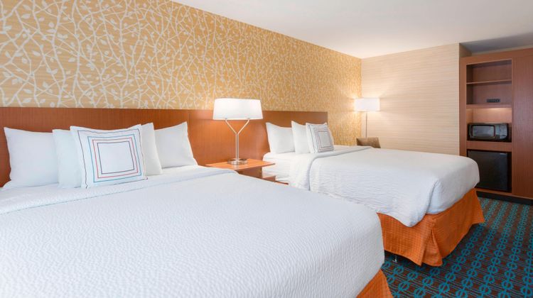 Fairfield Inn & Suites PIT Airport Room