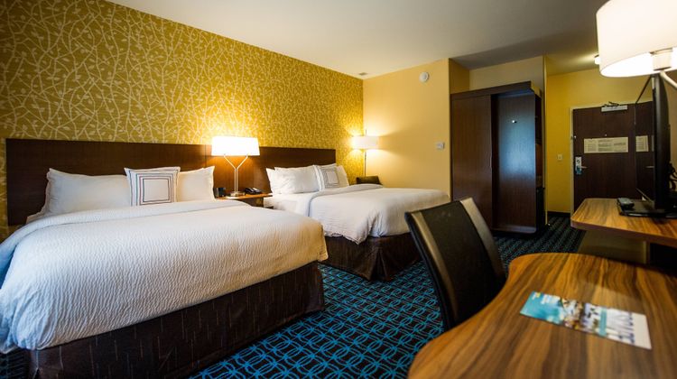 Fairfield Inn & Suites Cambridge Room