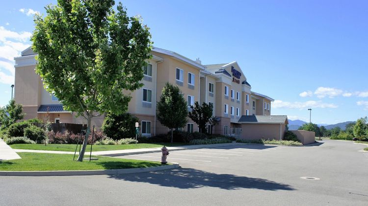 Fairfield Inn & Suites Redding Exterior