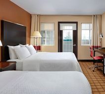Four Points by Sheraton Hotel & Suites Room