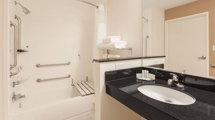 Fairfield Inn & Suites Victoria Room