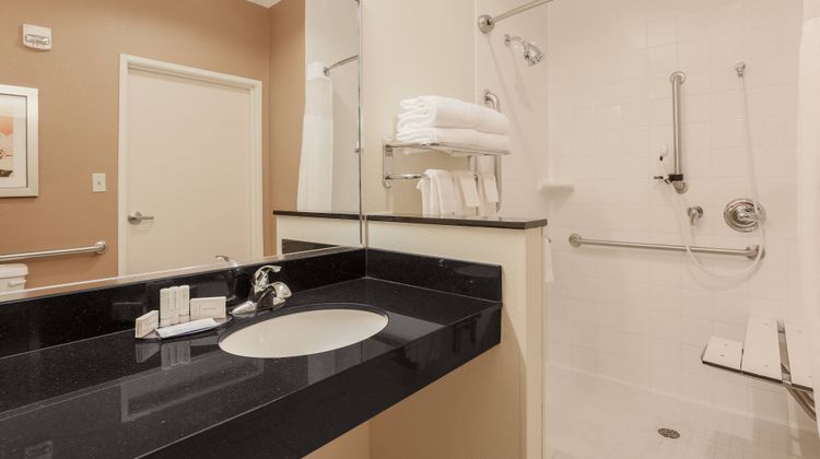 Fairfield Inn & Suites Victoria Room