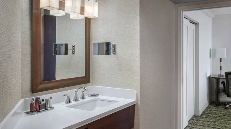 <b>Philadelphia Airport Marriott Room</b>. Images powered by <a href="https://www.leonardoworldwide.com/" title="Leonardo Worldwide" target="_blank">Leonardo</a>.