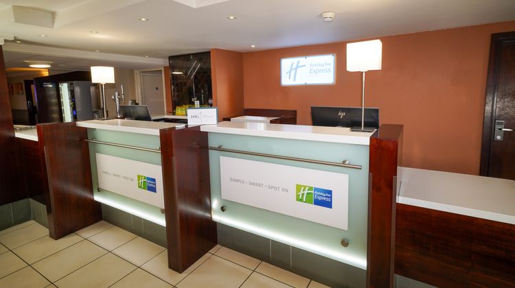 Holiday Inn Express Glenrothes Exterior