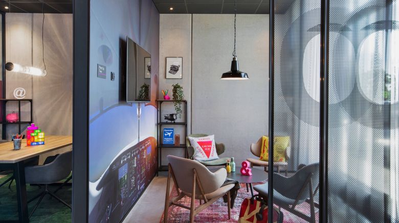 <b>Moxy Frankfurt Airport Kelsterbach Meeting</b>. Images powered by <a href="https://www.leonardoworldwide.com/" title="Leonardo Worldwide" target="_blank">Leonardo</a>.