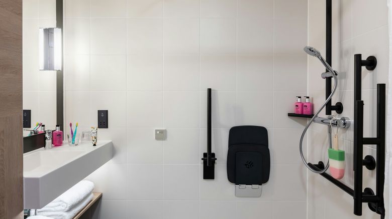 <b>Moxy Plymouth Room</b>. Images powered by <a href="https://www.leonardoworldwide.com/" title="Leonardo Worldwide" target="_blank">Leonardo</a>.