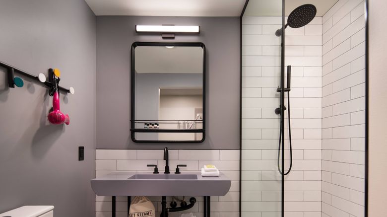 <b>Moxy Portland Downtown Room</b>. Images powered by <a href="https://www.leonardoworldwide.com/" title="Leonardo Worldwide" target="_blank">Leonardo</a>.