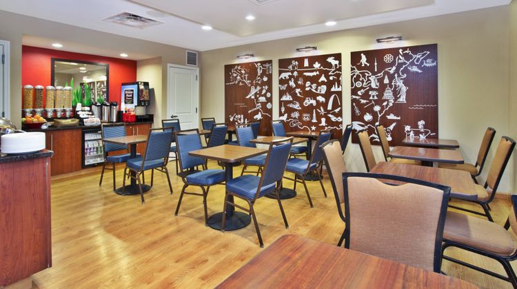 TownePlace Suites Republic Arpt Long Isl Restaurant