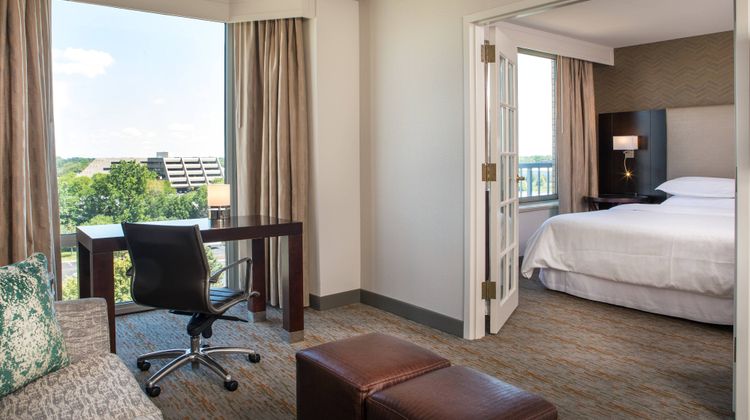 Sheraton Suites Chicago Elk Grove Suite