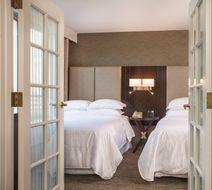 Sheraton Suites Chicago Elk Grove Room