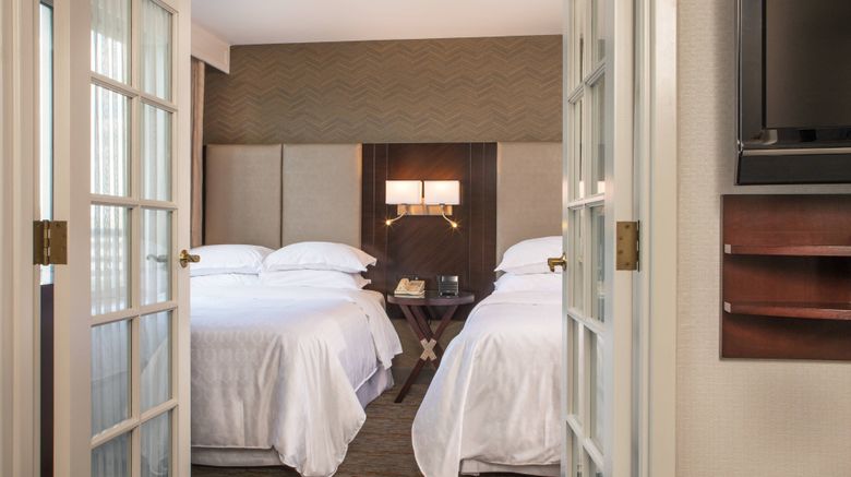 <b>Sheraton Suites Chicago Elk Grove Room</b>. Images powered by <a href="https://www.leonardoworldwide.com/" title="Leonardo Worldwide" target="_blank">Leonardo</a>.