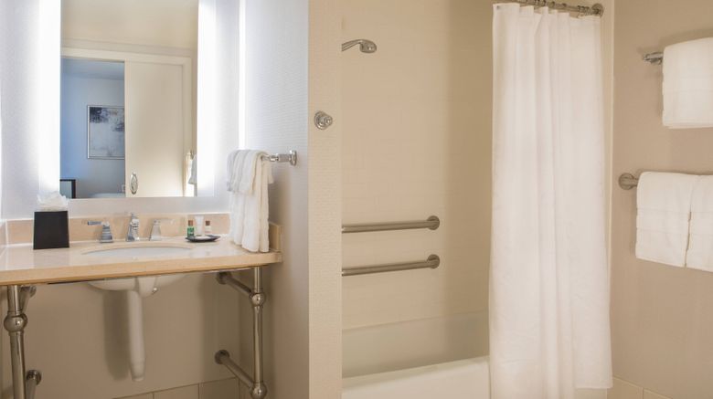 <b>Sheraton Suites Chicago Elk Grove Room</b>. Images powered by <a href="https://www.leonardoworldwide.com/" title="Leonardo Worldwide" target="_blank">Leonardo</a>.