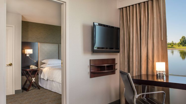 Sheraton Suites Chicago Elk Grove Suite