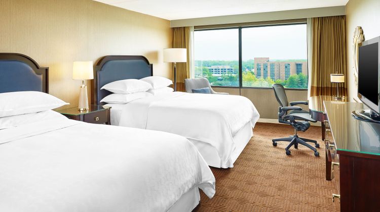 Sheraton Lisle Naperville Hotel Room
