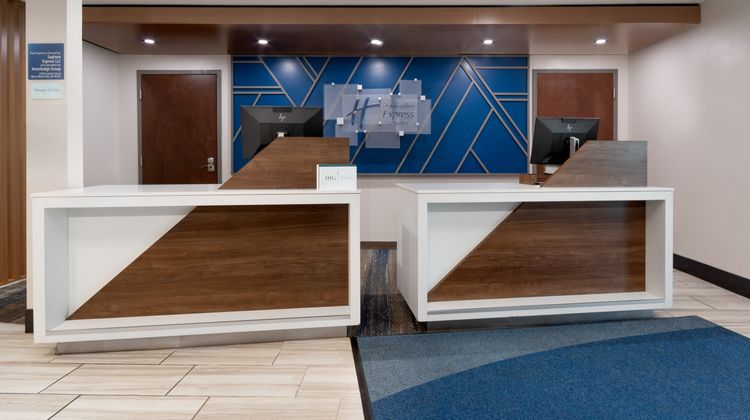 Holiday Inn Express & Suites Exterior