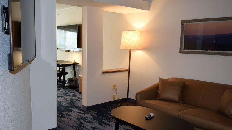 <b>Fairfield Inn & Suites Youngstown Room</b>. Images powered by <a href="https://www.leonardoworldwide.com/" title="Leonardo Worldwide" target="_blank">Leonardo</a>.