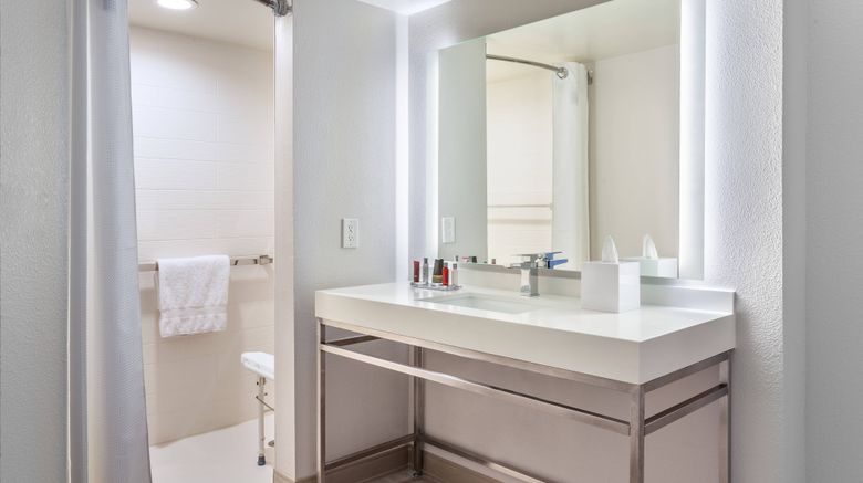 <b>Miami Airport Marriott Room</b>. Images powered by <a href="https://www.leonardoworldwide.com/" title="Leonardo Worldwide" target="_blank">Leonardo</a>.