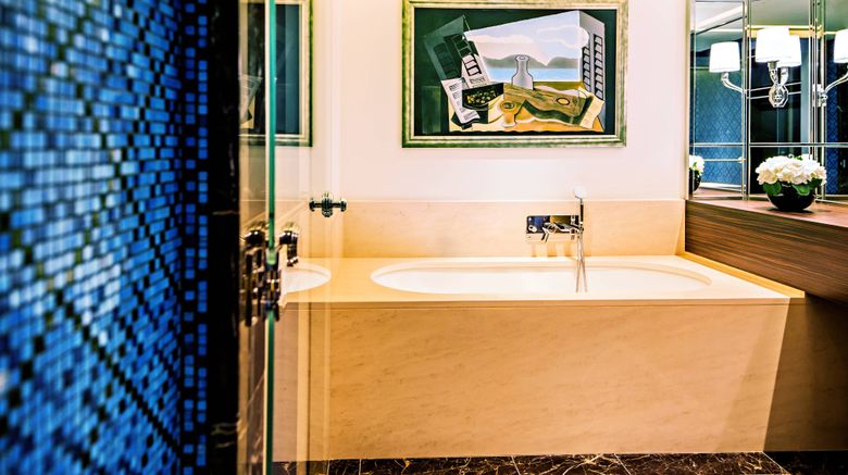 <b>Prince de Galles, Luxury Collection Room</b>. Images powered by <a href="https://www.leonardoworldwide.com/" title="Leonardo Worldwide" target="_blank">Leonardo</a>.