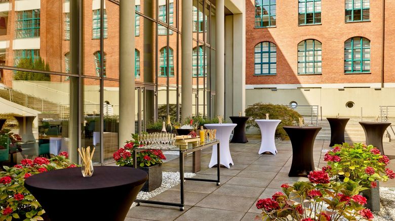 <b>Sheraton Hannover Pelikan Hotel Lobby</b>. Images powered by <a href="https://www.leonardoworldwide.com/" title="Leonardo Worldwide" target="_blank">Leonardo</a>.