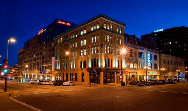 Milwaukee Marriott Downtown Exterior