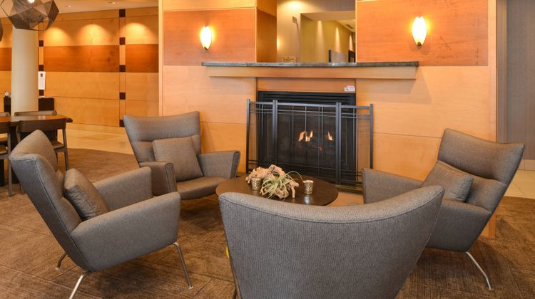 SpringHill Suites Pittsburgh Mills Lobby