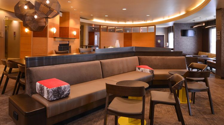 SpringHill Suites Pittsburgh Mills Lobby