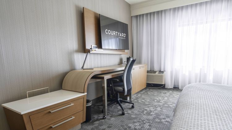 Courtyard Cleveland Willoughby Room