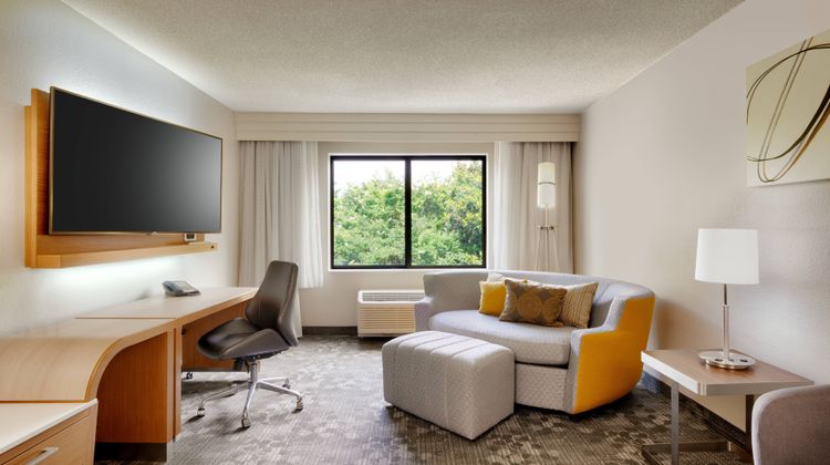 Courtyard Charlotte Airport LoSo Suite