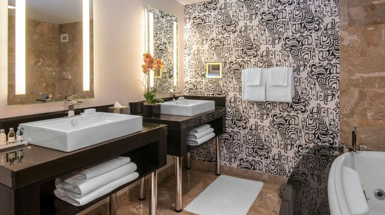 <b>The Warwick Hotel Rittenhouse Square Room</b>. Images powered by <a href="https://www.leonardoworldwide.com/" title="Leonardo Worldwide" target="_blank">Leonardo</a>.