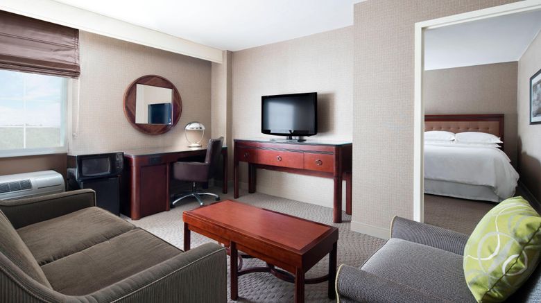 <b>Sheraton Pittsburgh Airport Hotel Room</b>. Images powered by <a href="https://www.leonardoworldwide.com/" title="Leonardo Worldwide" target="_blank">Leonardo</a>.