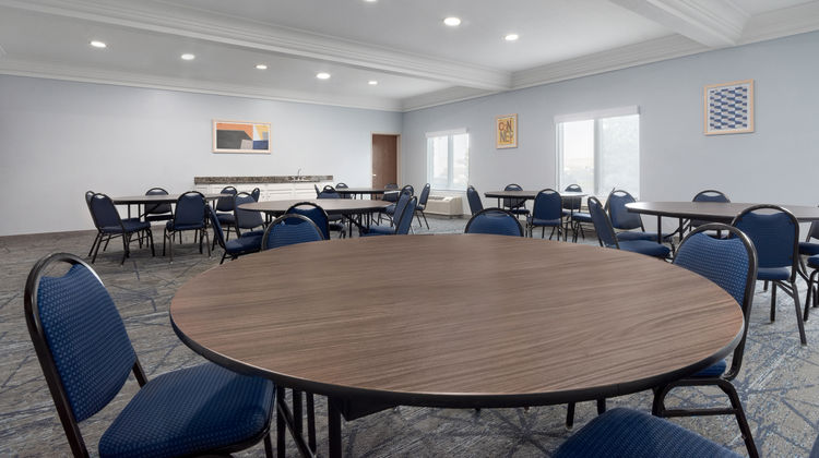 Holiday Inn Express & Suites Meeting
