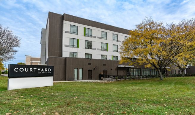 Courtyard by Marriott West Springfield Exterior