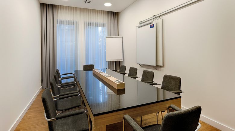 <b>Premier Inn Frankfurt Westend Hotel Meeting</b>. Images powered by <a href="https://www.leonardoworldwide.com/" title="Leonardo Worldwide" target="_blank">Leonardo</a>.