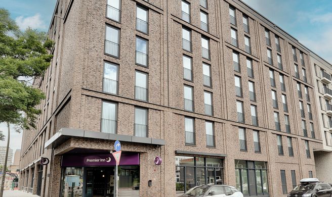 Premier Inn Hamburg City Klostertor Exterior