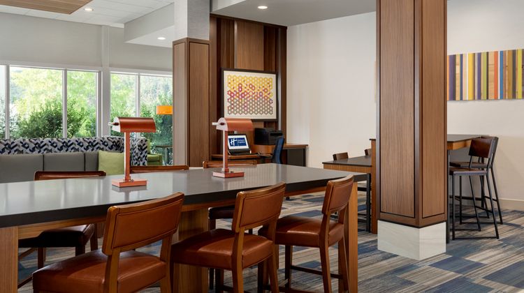 Holiday Inn Express & Suites-Market St Lobby