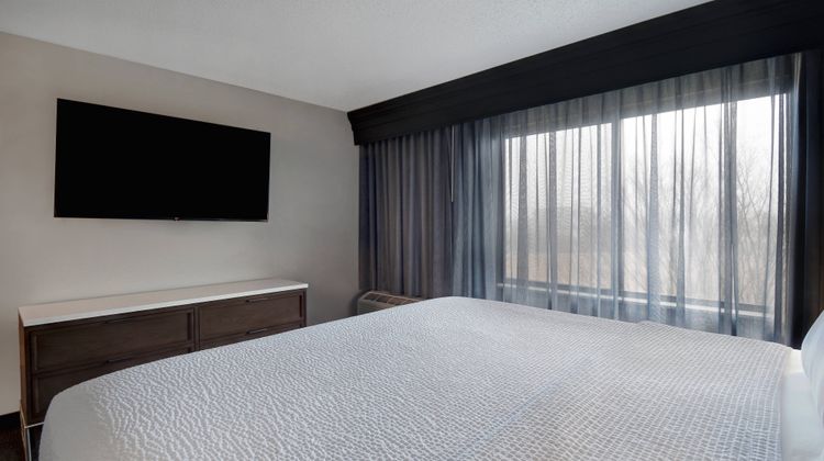 Courtyard by Marriott Cincinnati Airport Suite