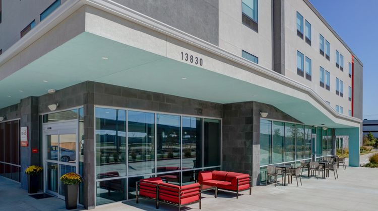 avid hotel NW Lakeline Exterior