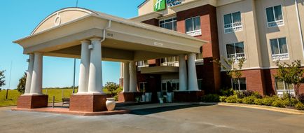 Holiday Inn Express Hotel & Suites Exterior