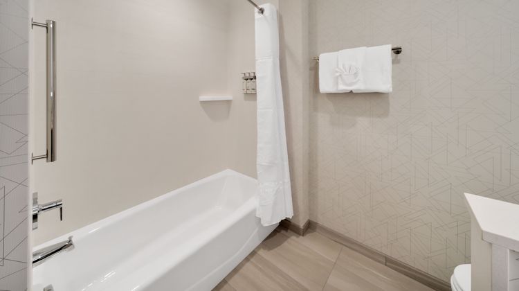 Holiday Inn Express & Suites-Eglin Area Room