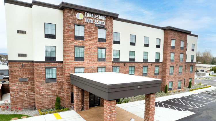 Cobblestone Hotel & Suites Exterior