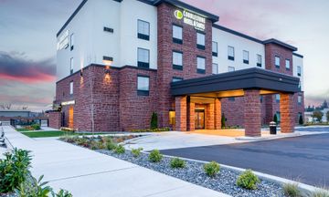 Cobblestone Hotel & Suites