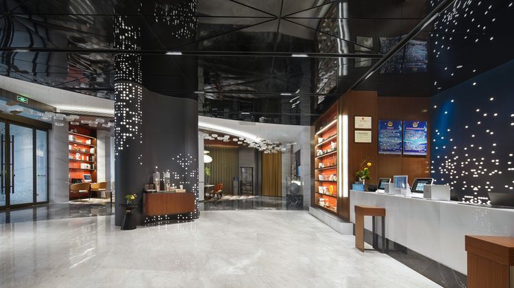 Hampton by Hilton South Railway Station Lobby