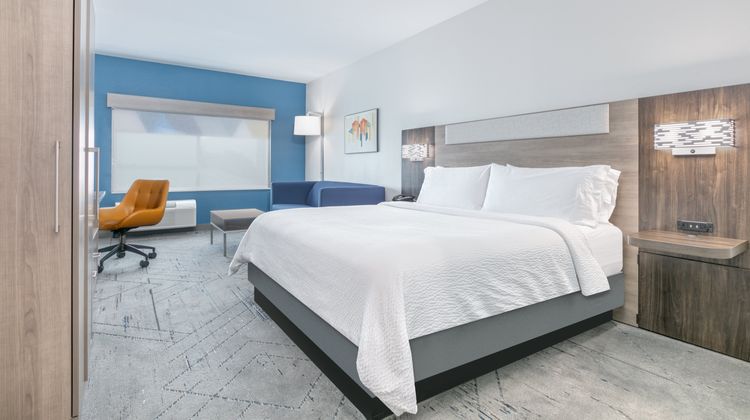 Holiday Inn Express & Stes Dallas North Suite