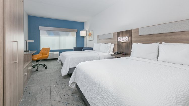 Holiday Inn Express & Stes Dallas North Suite